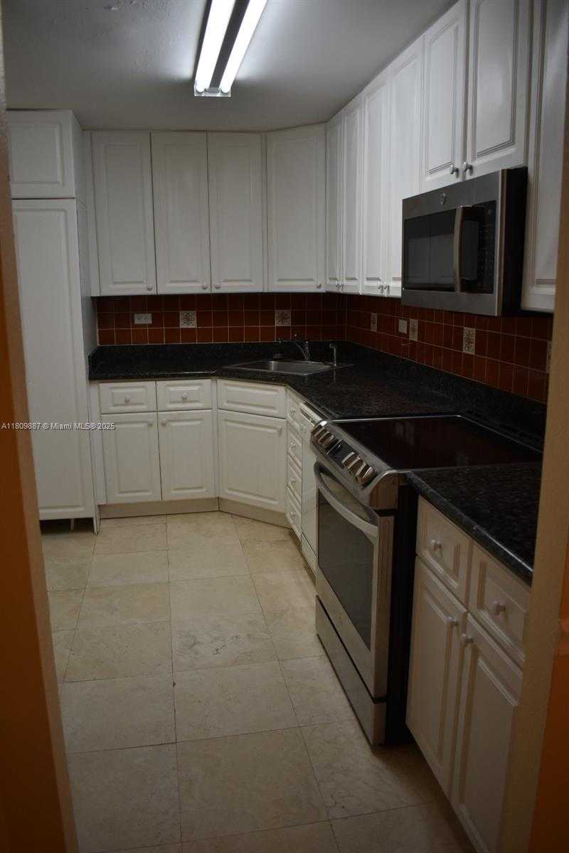Small Image of 6039 COLLINS AVE #914, Miami Beach Number 8