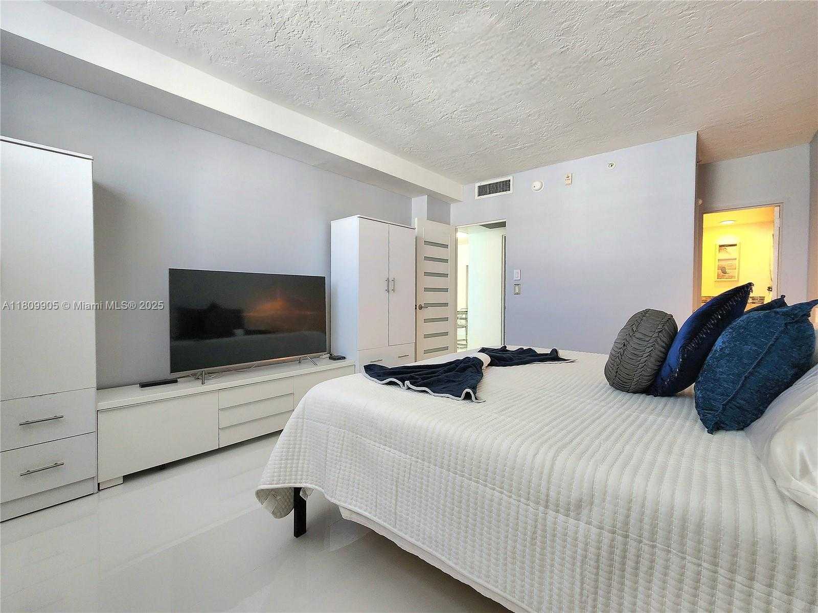 Small Image of 3000 SOUTH OCEAN DR #1206, Hollywood Number 9