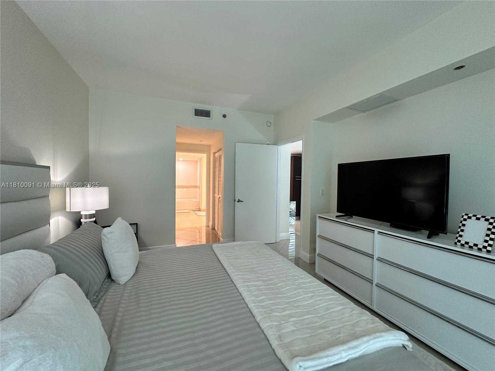 Small Image of 950 BRICKELL BAY DR #2607, Miami Number 24