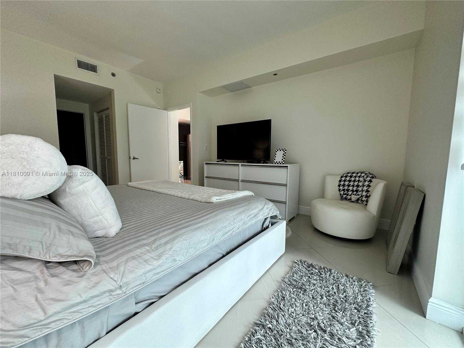Small Image of 950 BRICKELL BAY DR #2607, Miami Number 25
