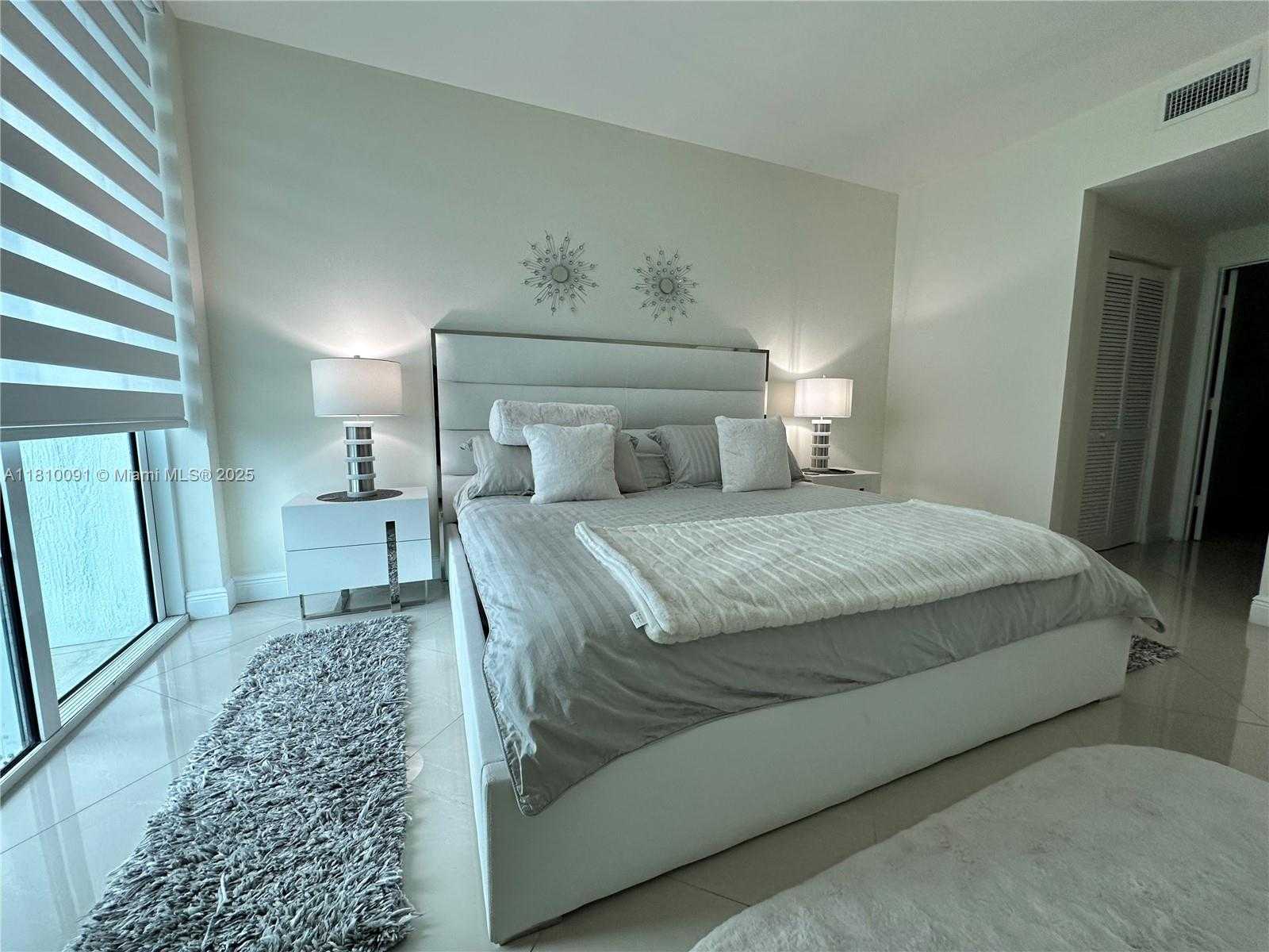 Small Image of 950 BRICKELL BAY DR #2607, Miami Number 27