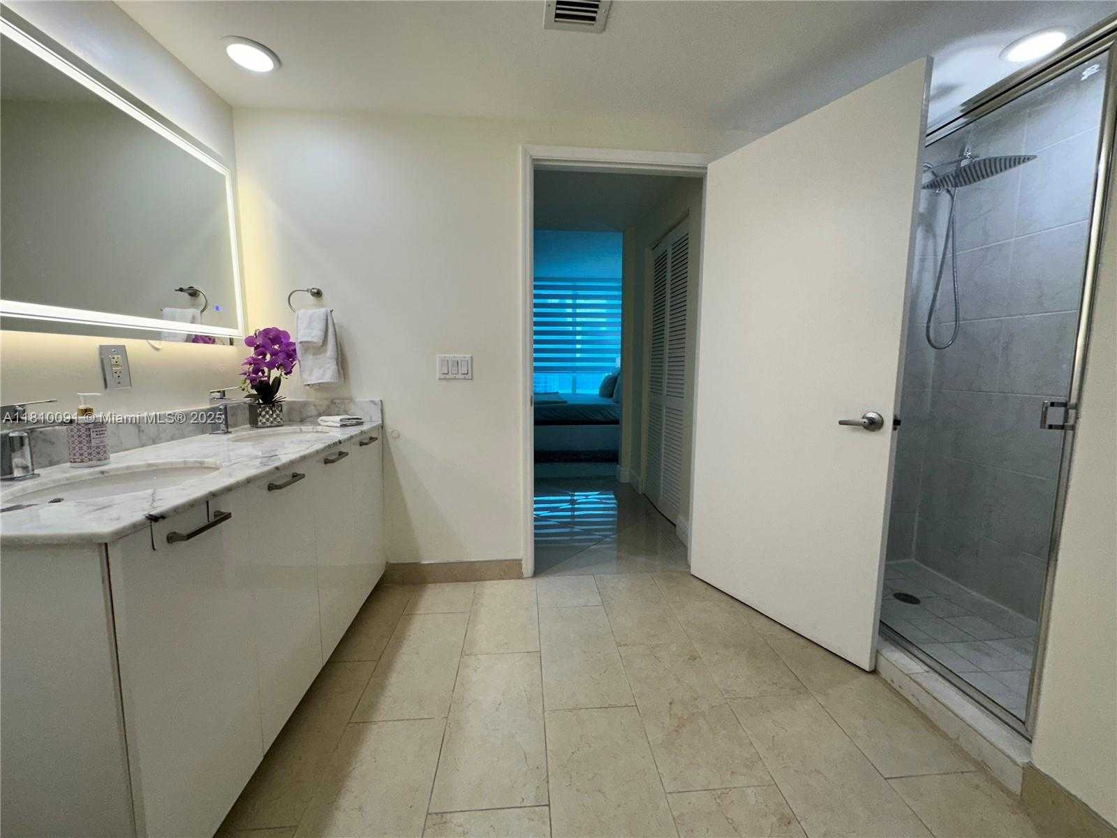 Small Image of 950 BRICKELL BAY DR #2607, Miami Number 29