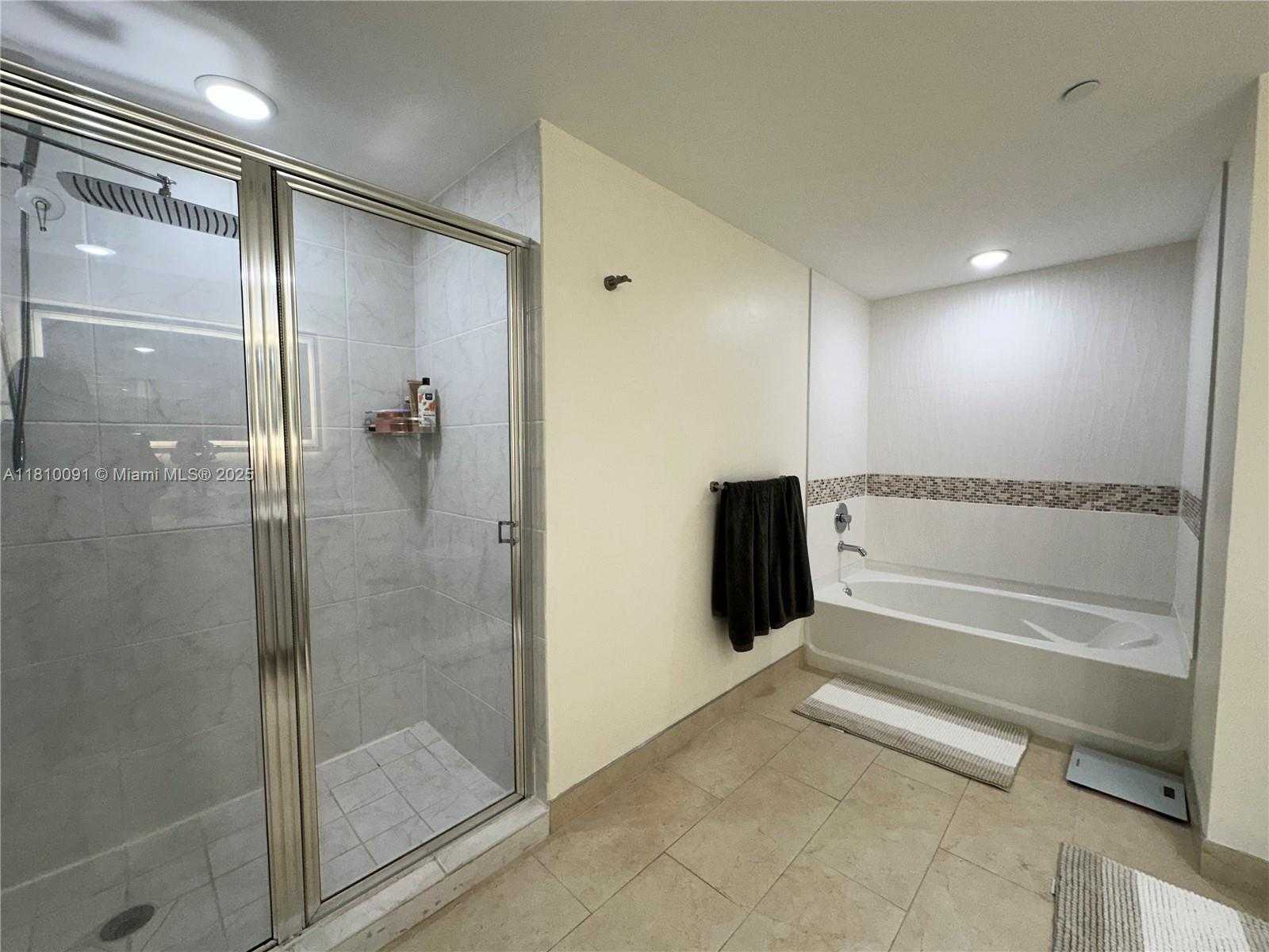 Small Image of 950 BRICKELL BAY DR #2607, Miami Number 30