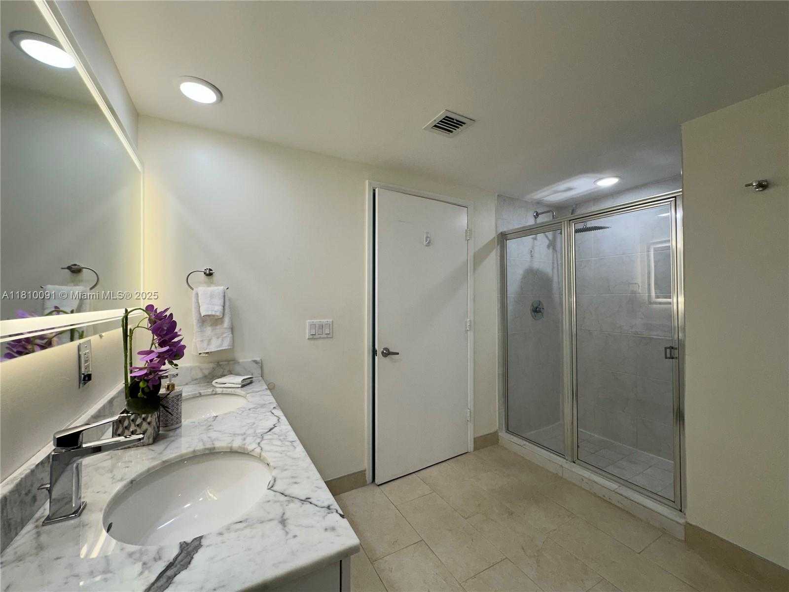 Small Image of 950 BRICKELL BAY DR #2607, Miami Number 31