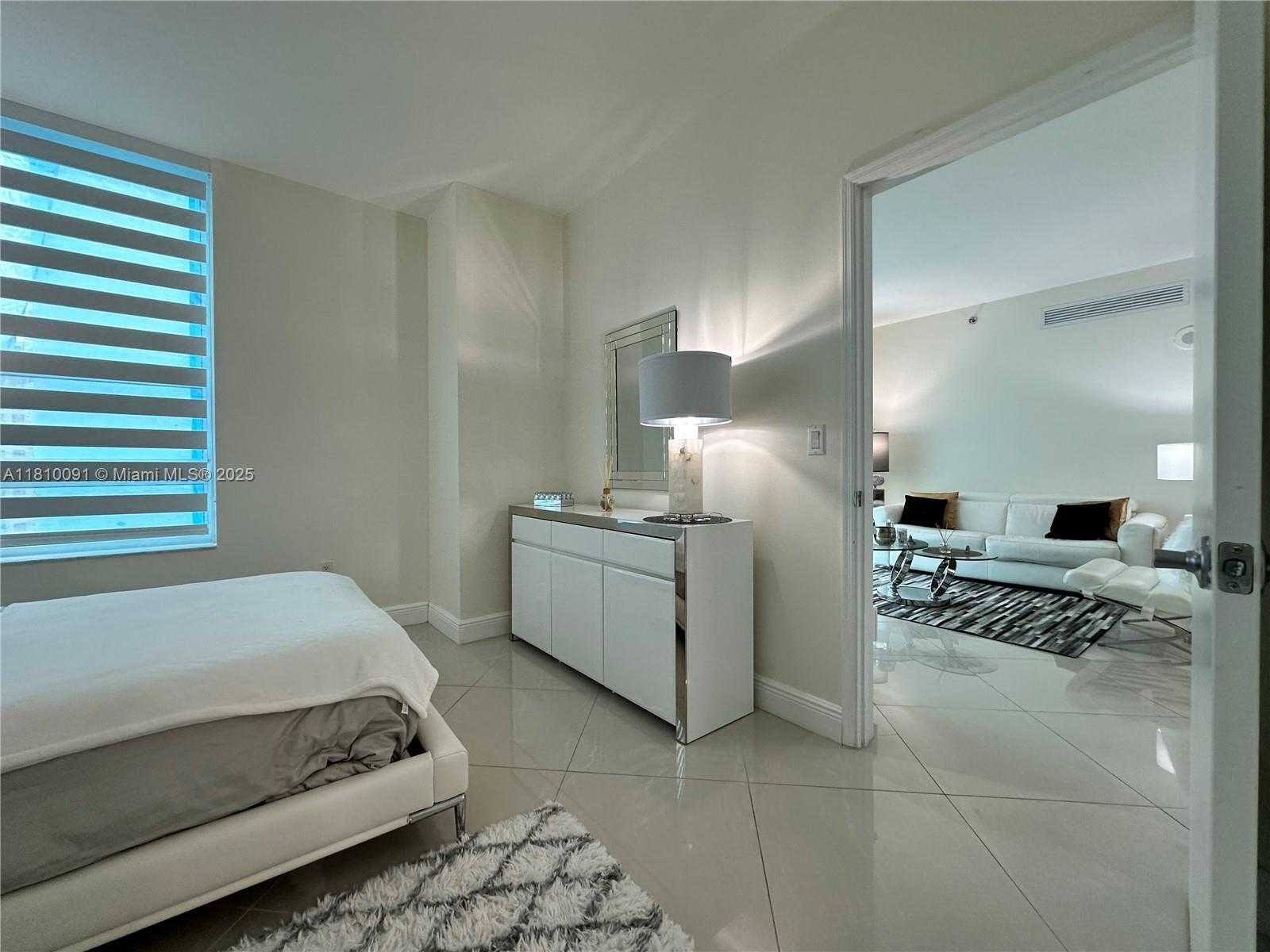 Small Image of 950 BRICKELL BAY DR #2607, Miami Number 34