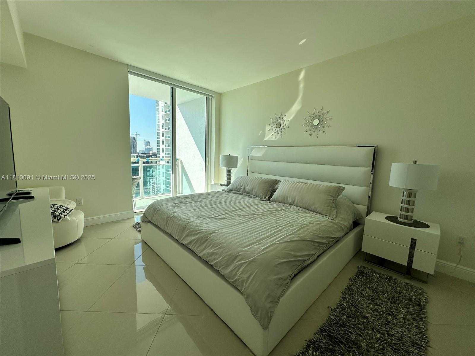 Small Image of 950 BRICKELL BAY DR #2607, Miami Number 4