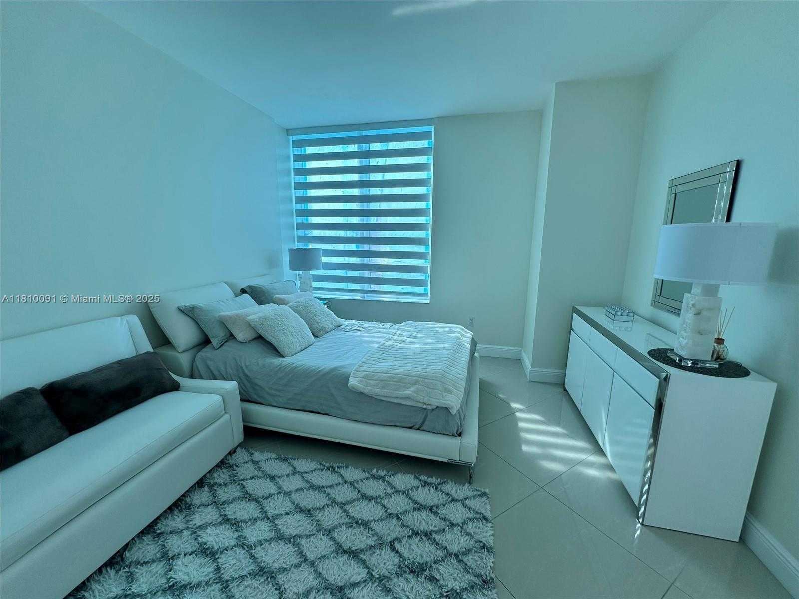 Small Image of 950 BRICKELL BAY DR #2607, Miami Number 6