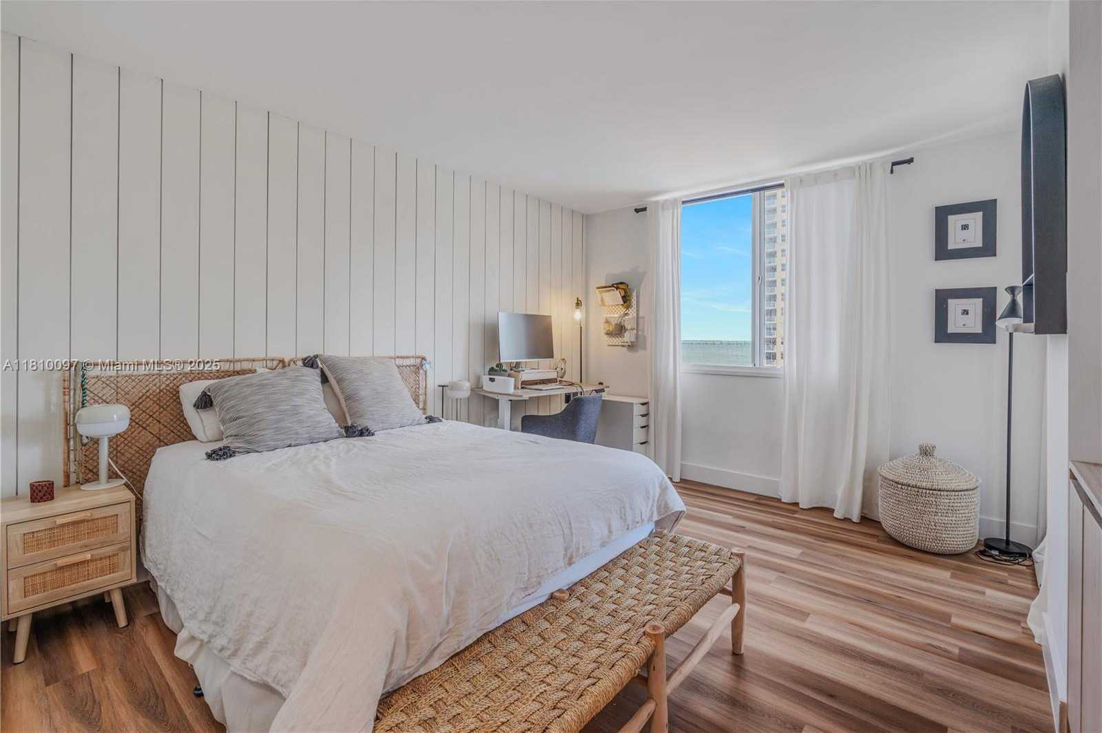 Small Image of 520 BRICKELL KEY DR #A707, Miami Number 4
