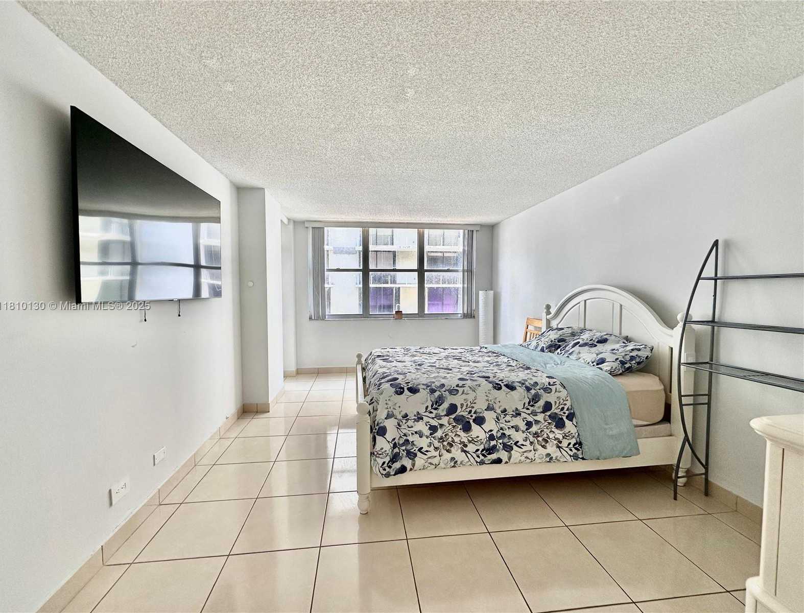 Small Image of 6039 COLLINS AVE #1605, Miami Beach Number 3