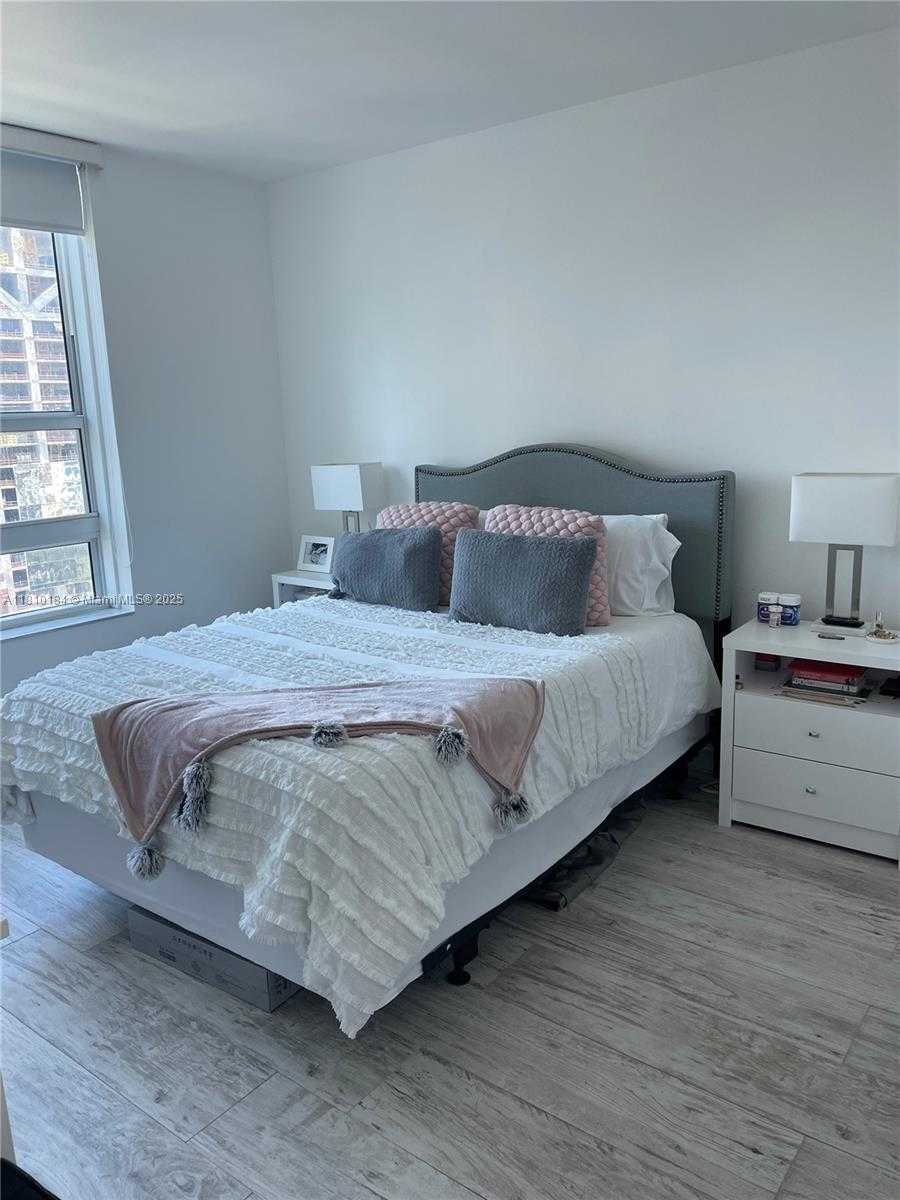 Small Image of 951 BRICKELL AVE #2403, Miami Number 6