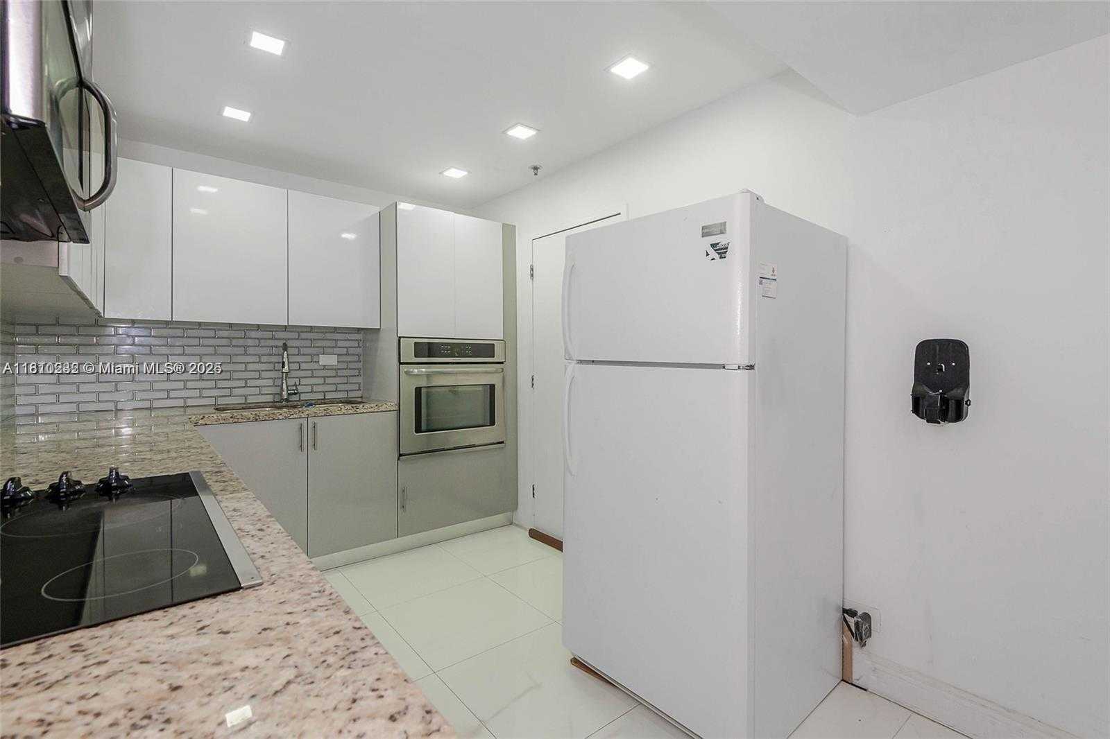 Small Image of 6039 COLLINS AVE #307, Miami Beach Number 10
