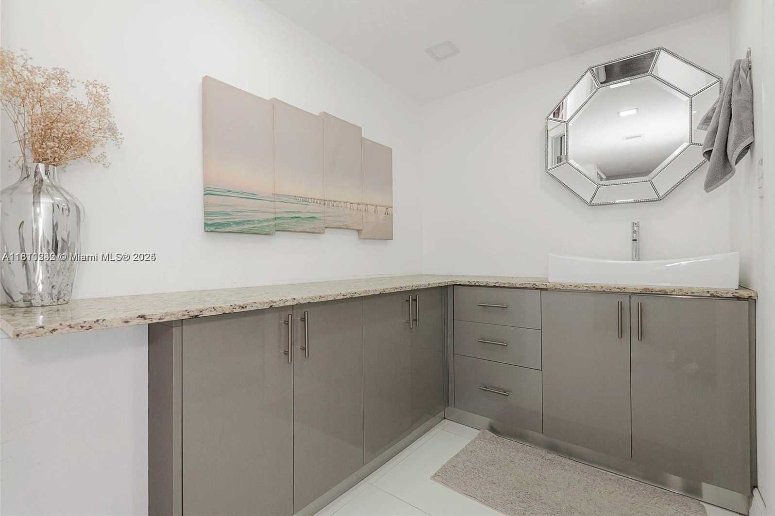 Small Image of 6039 COLLINS AVE #307, Miami Beach Number 12