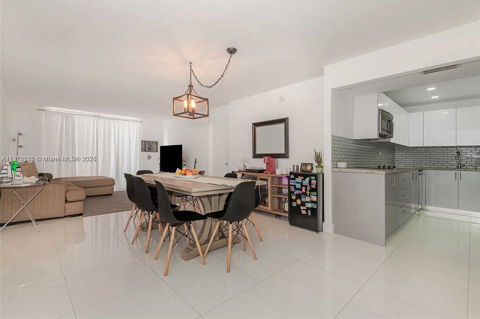 Small Image of 6039 COLLINS AVE #307, Miami Beach Number 2