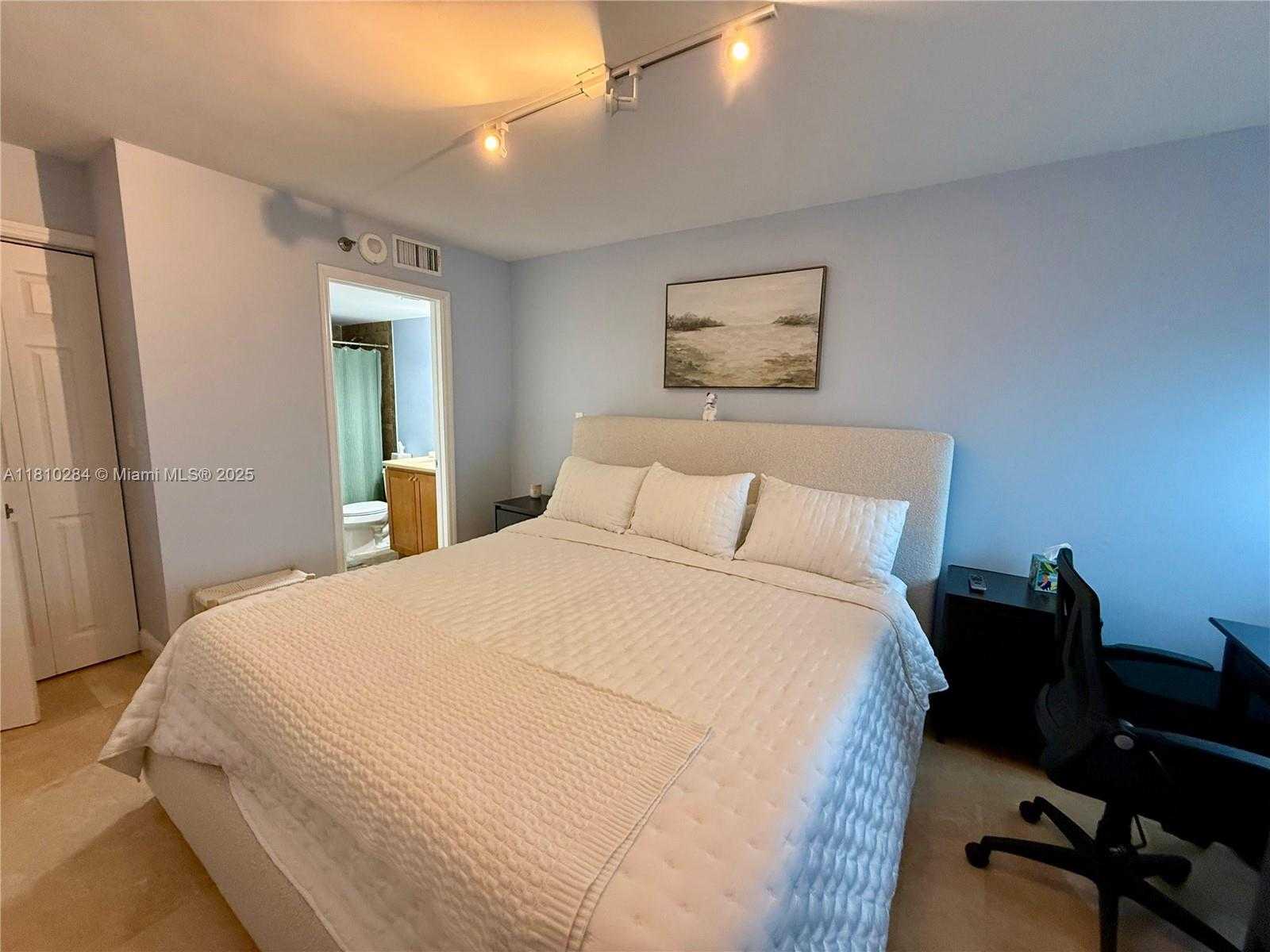 Small Image of 770 Claughton Island Dr, Miami, FL 33131, USA Number 10