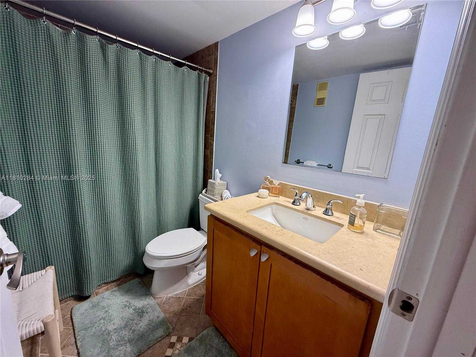 Small Image of 770 Claughton Island Dr, Miami, FL 33131, USA Number 11