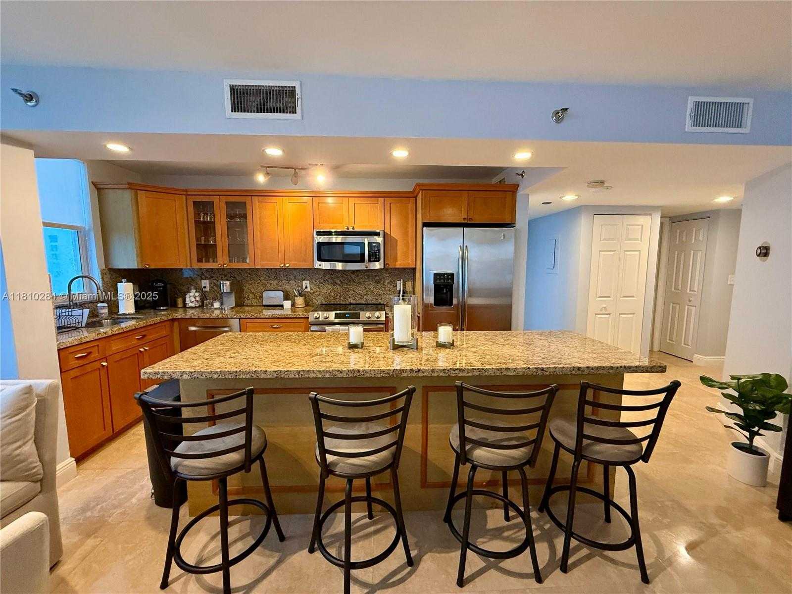Small Image of 770 Claughton Island Dr, Miami, FL 33131, USA Number 2