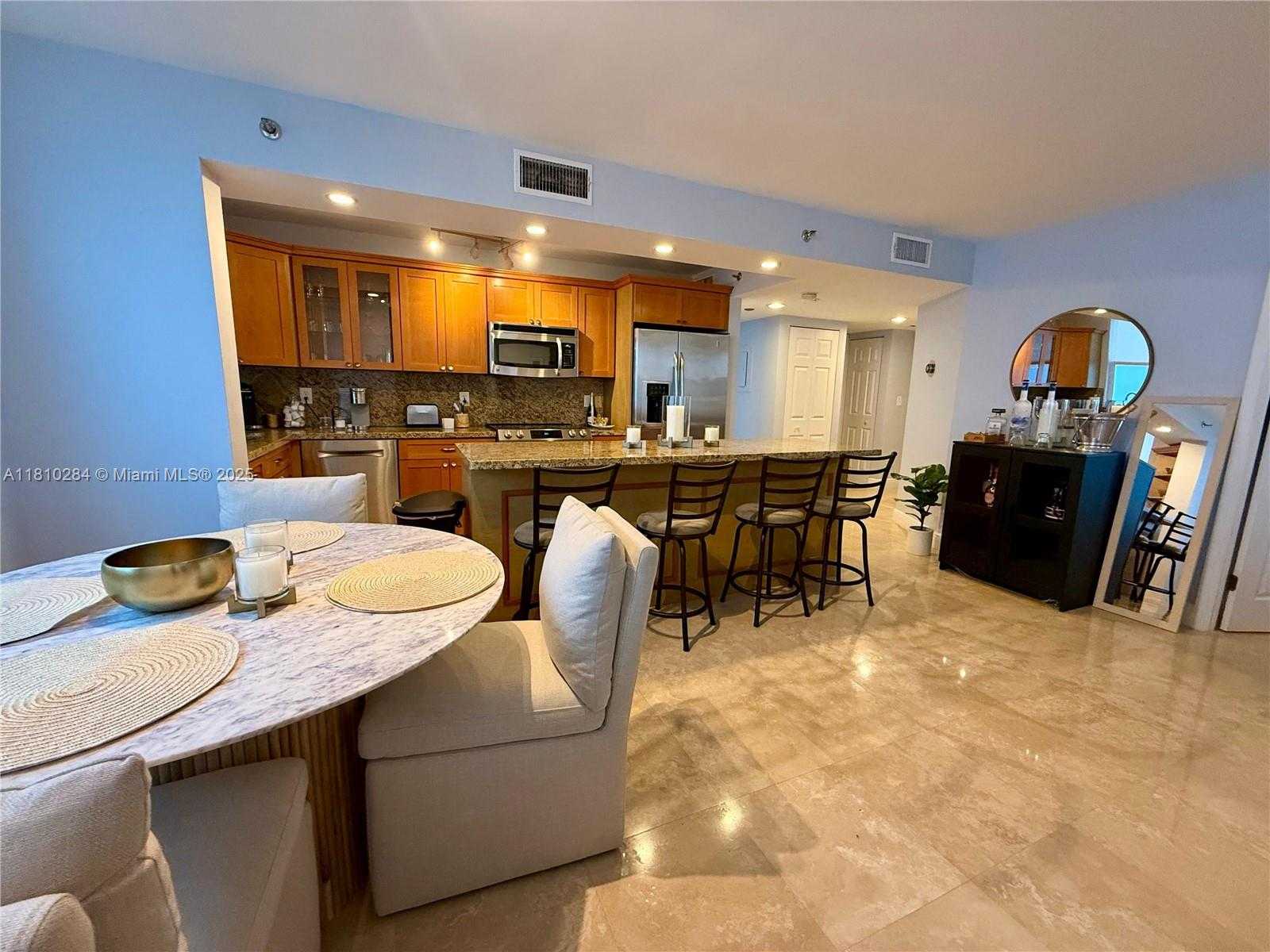 Small Image of 770 Claughton Island Dr, Miami, FL 33131, USA Number 3
