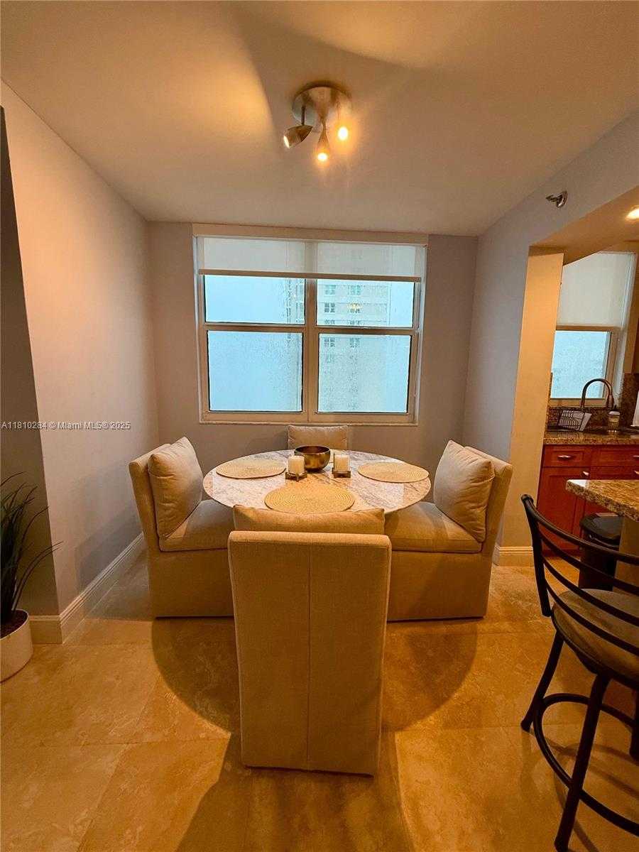 Small Image of 770 Claughton Island Dr, Miami, FL 33131, USA Number 4