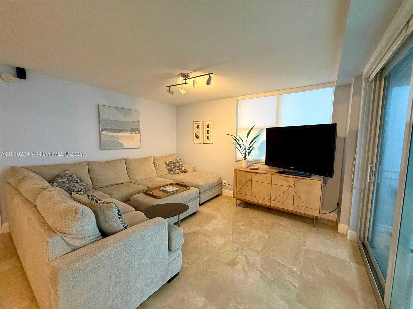 Small Image of 770 Claughton Island Dr, Miami, FL 33131, USA Number 5