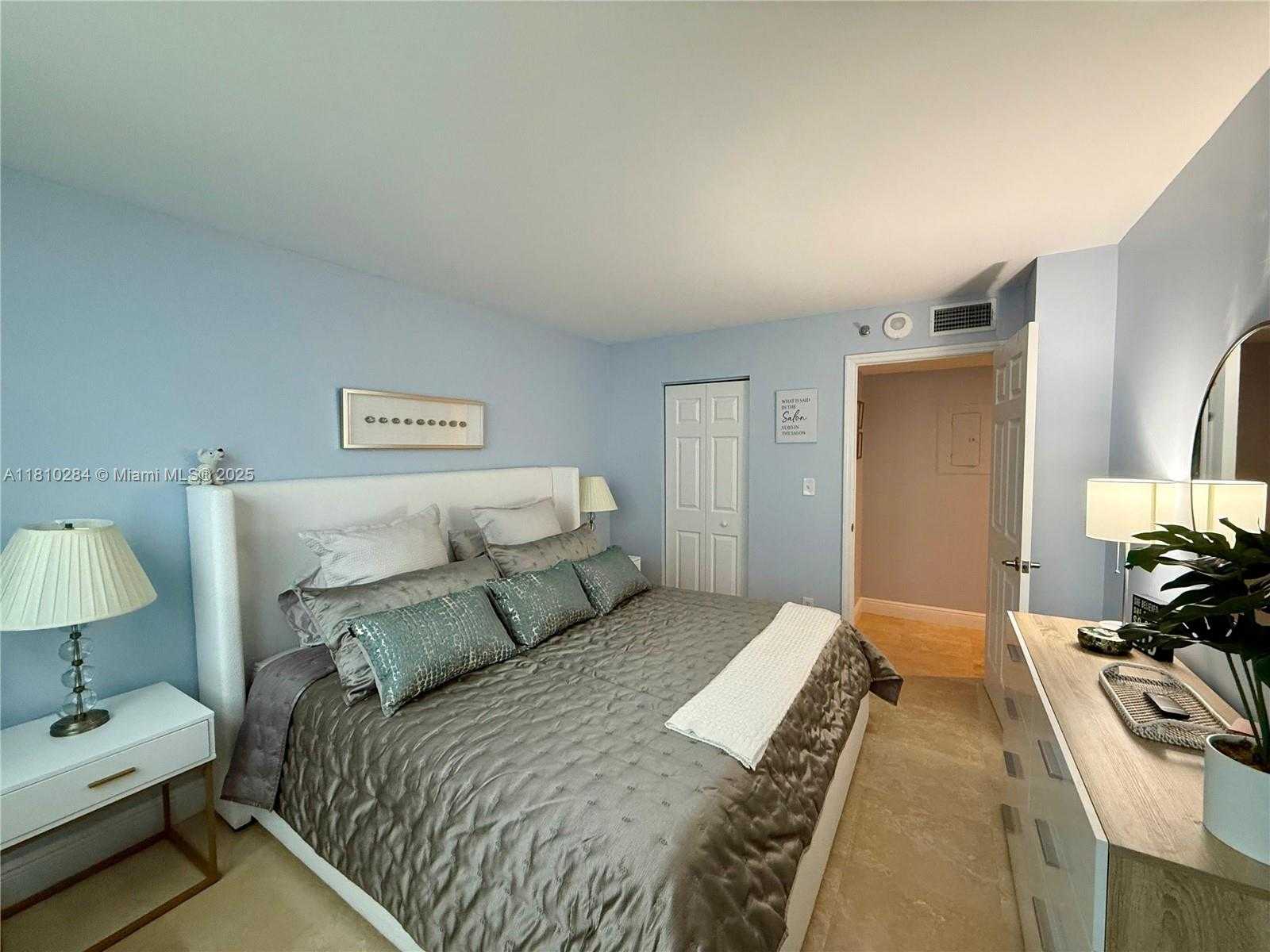 Small Image of 770 Claughton Island Dr, Miami, FL 33131, USA Number 6