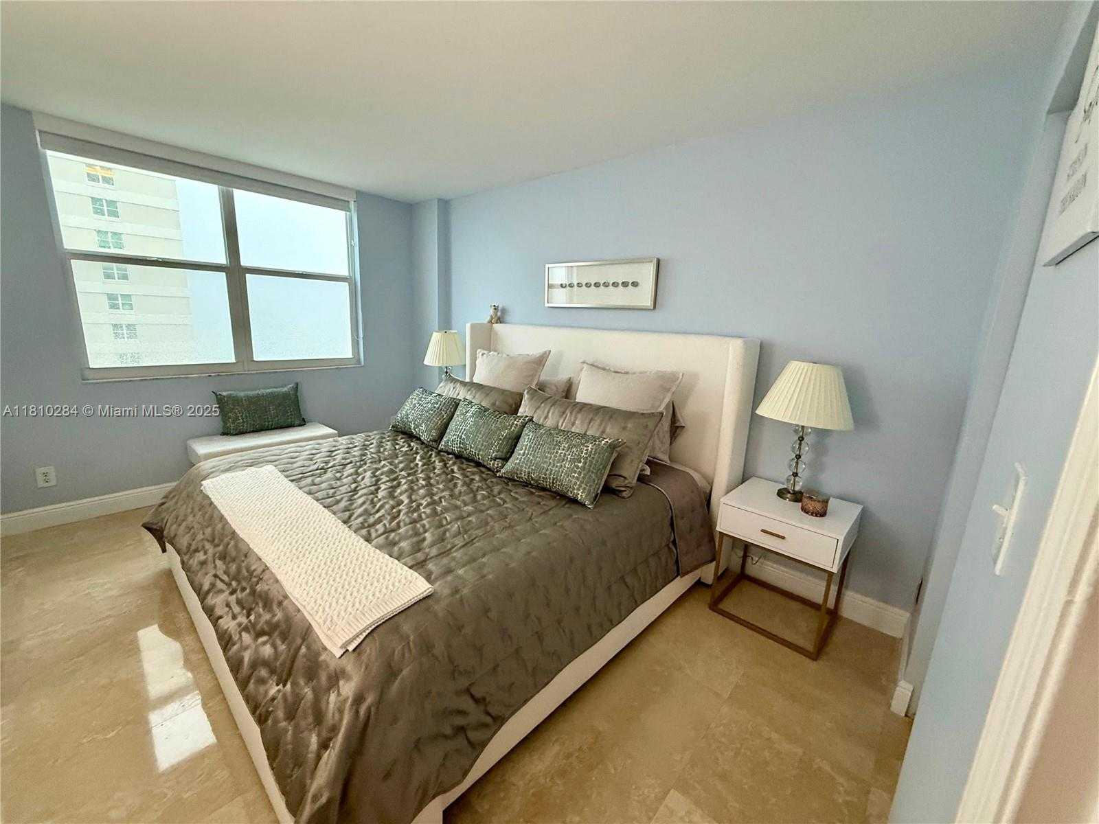 Small Image of 770 Claughton Island Dr, Miami, FL 33131, USA Number 8