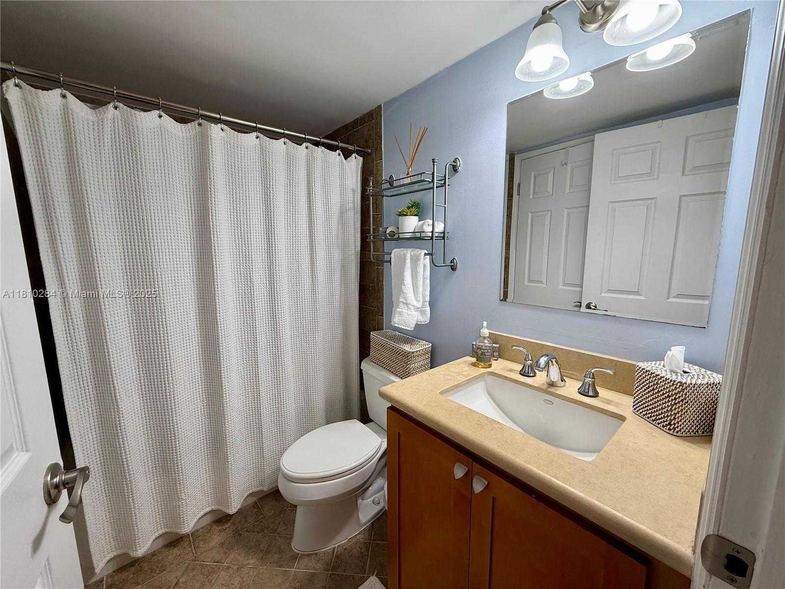 Small Image of 770 Claughton Island Dr, Miami, FL 33131, USA Number 9