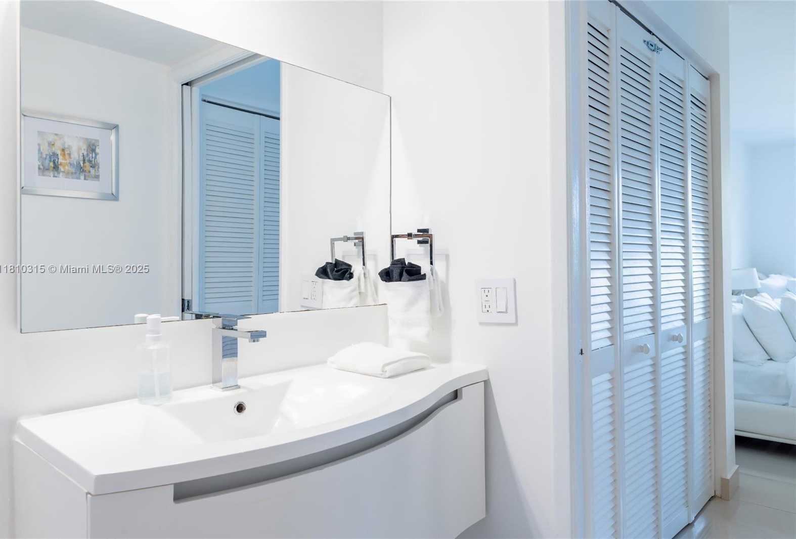 Small Image of Aventura Number 35