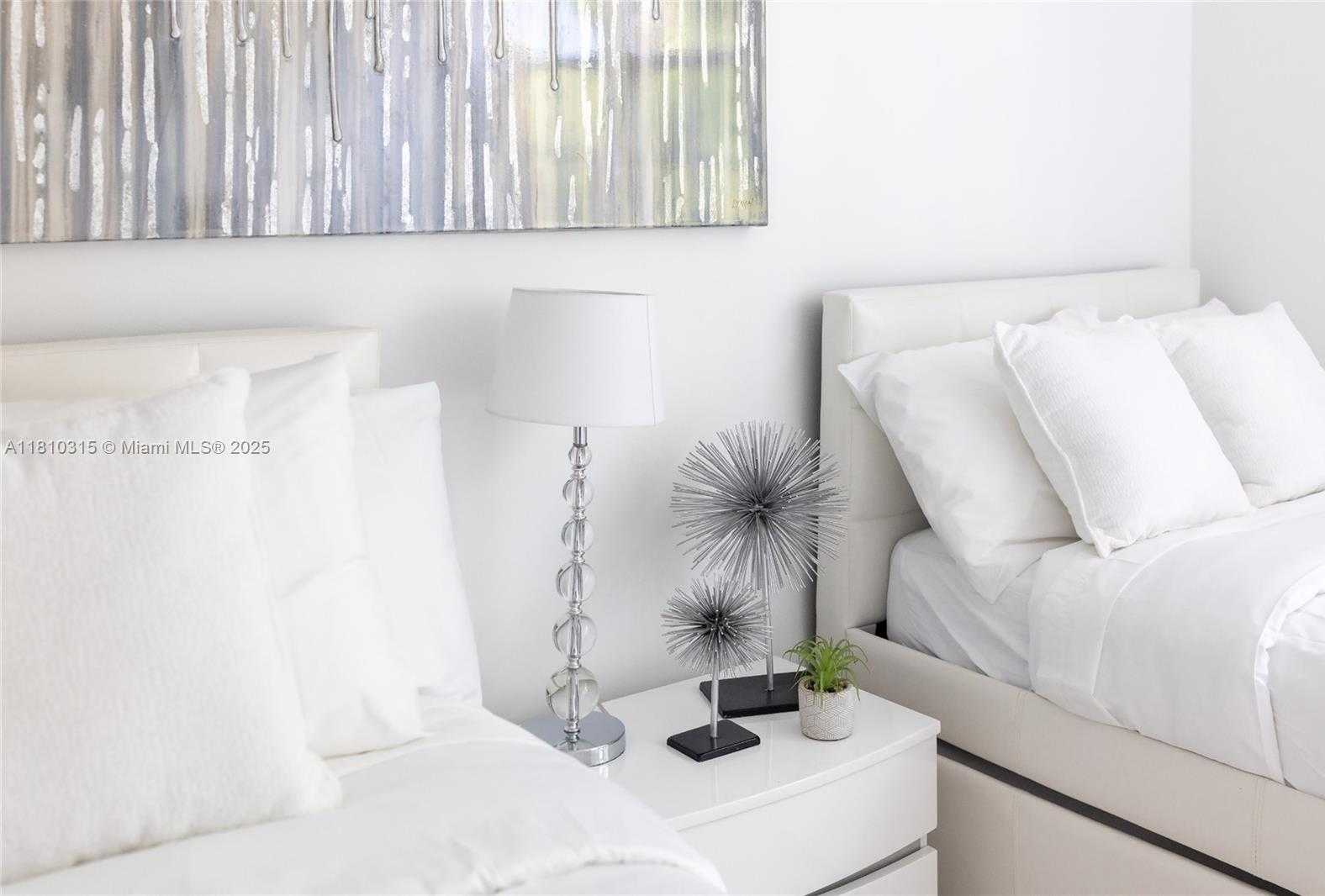 Small Image of Aventura Number 42