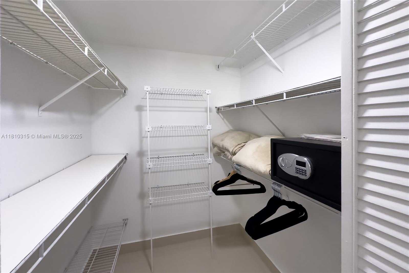 Small Image of Aventura Number 45