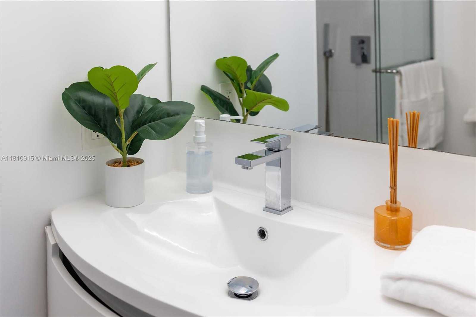 Small Image of Aventura Number 48