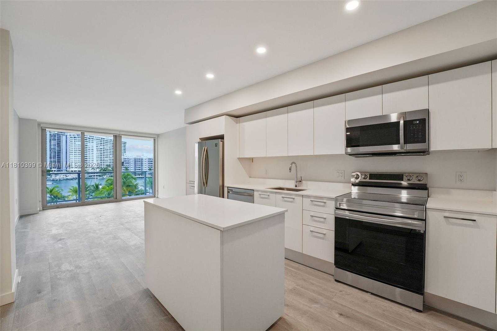 Small Image of 1500 BAY RD #N-0910, Miami Beach Number 2