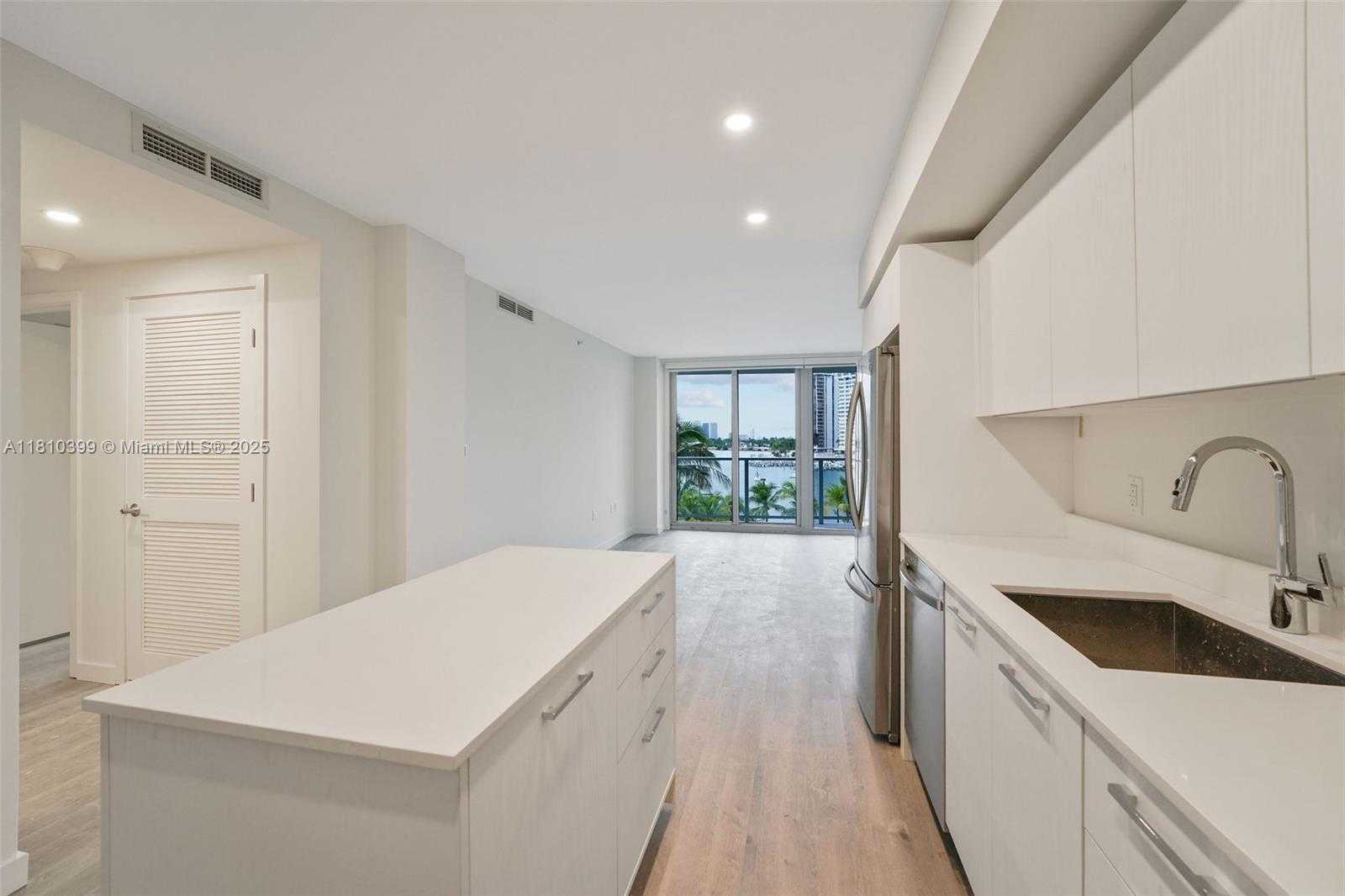 Small Image of 1500 BAY RD #N-0910, Miami Beach Number 3