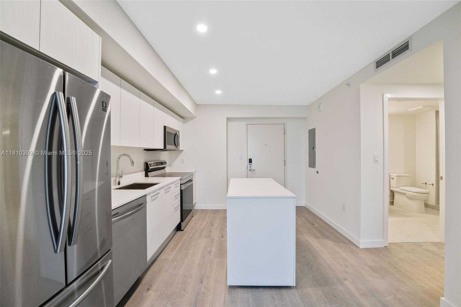 Small Image of 1500 BAY RD #N-0910, Miami Beach Number 4
