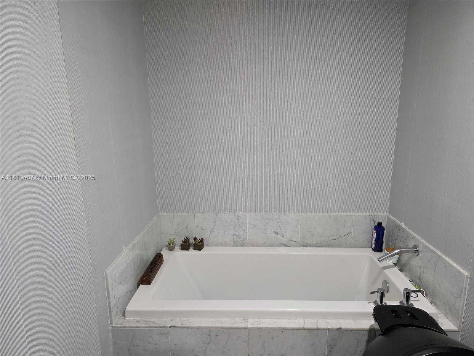 Small Image of 244 BISCAYNE BLVD #804, Miami Number 2