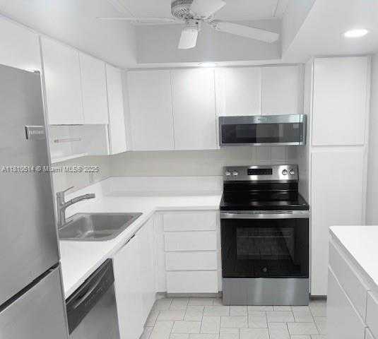 Small Image of 1300 SAINT CHARLES PL #PH2, Pembroke Pines Number 4