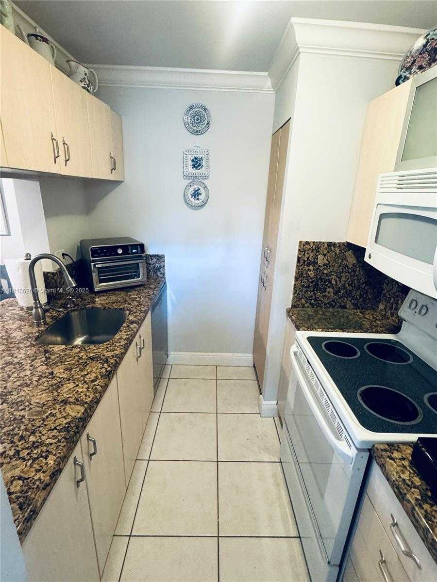 Small Image of 9722 HAMMOCKS BLVD #203, Miami Number 4