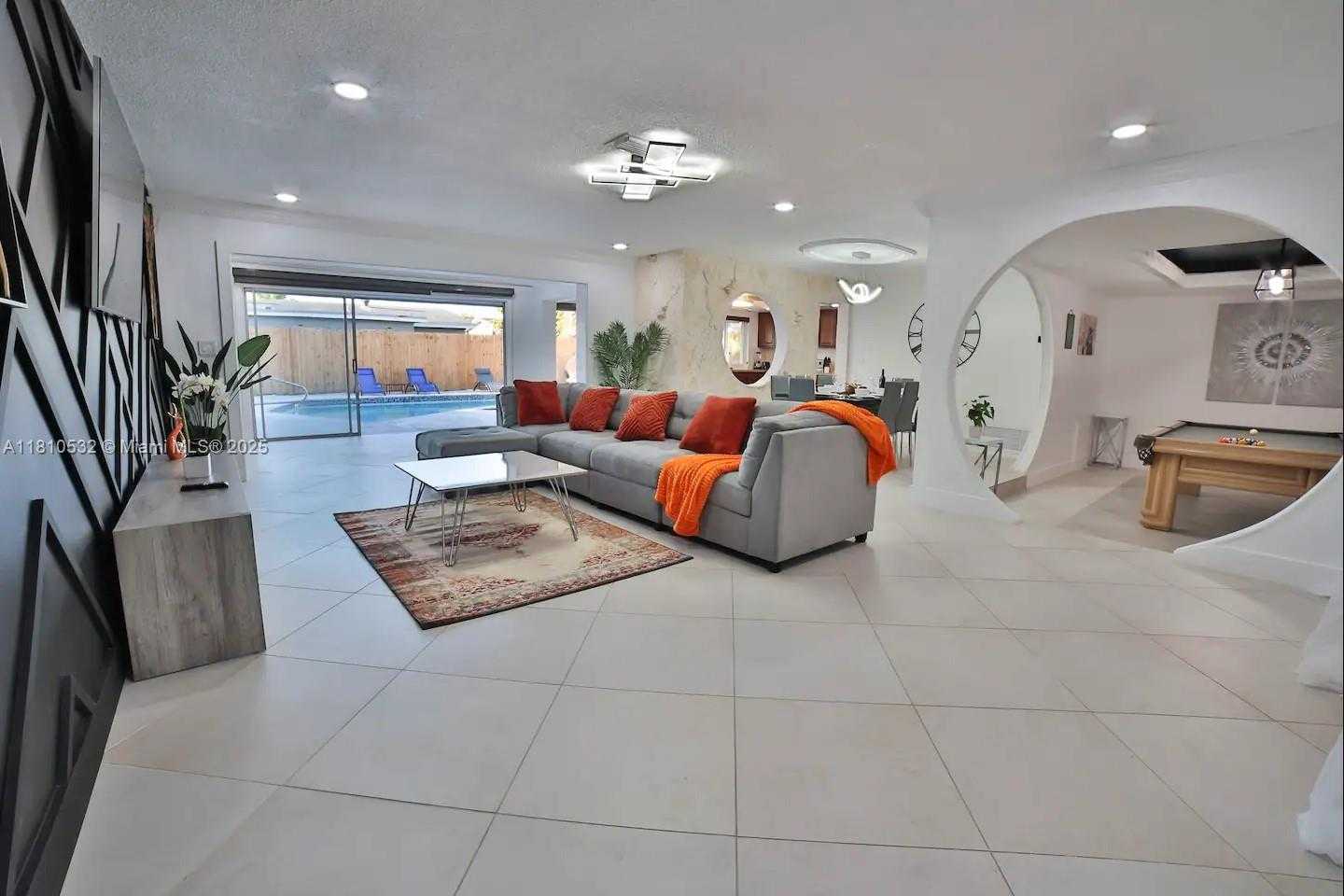 Small Image of 8651 SUNSET STRIP, Sunrise Number 6
