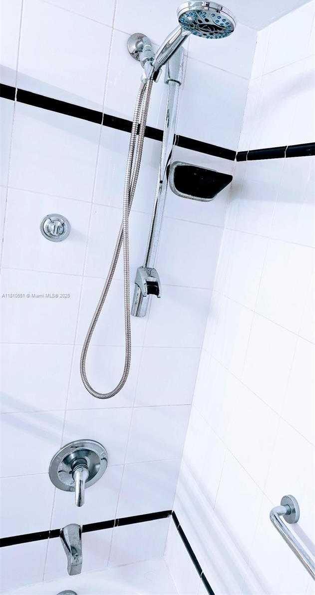Small Image of 2655 COLLINS AVE #2409, Miami Beach Number 7