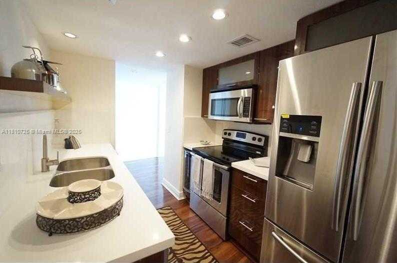 Small Image of 900 BAY DR #1009, Miami Beach Number 3