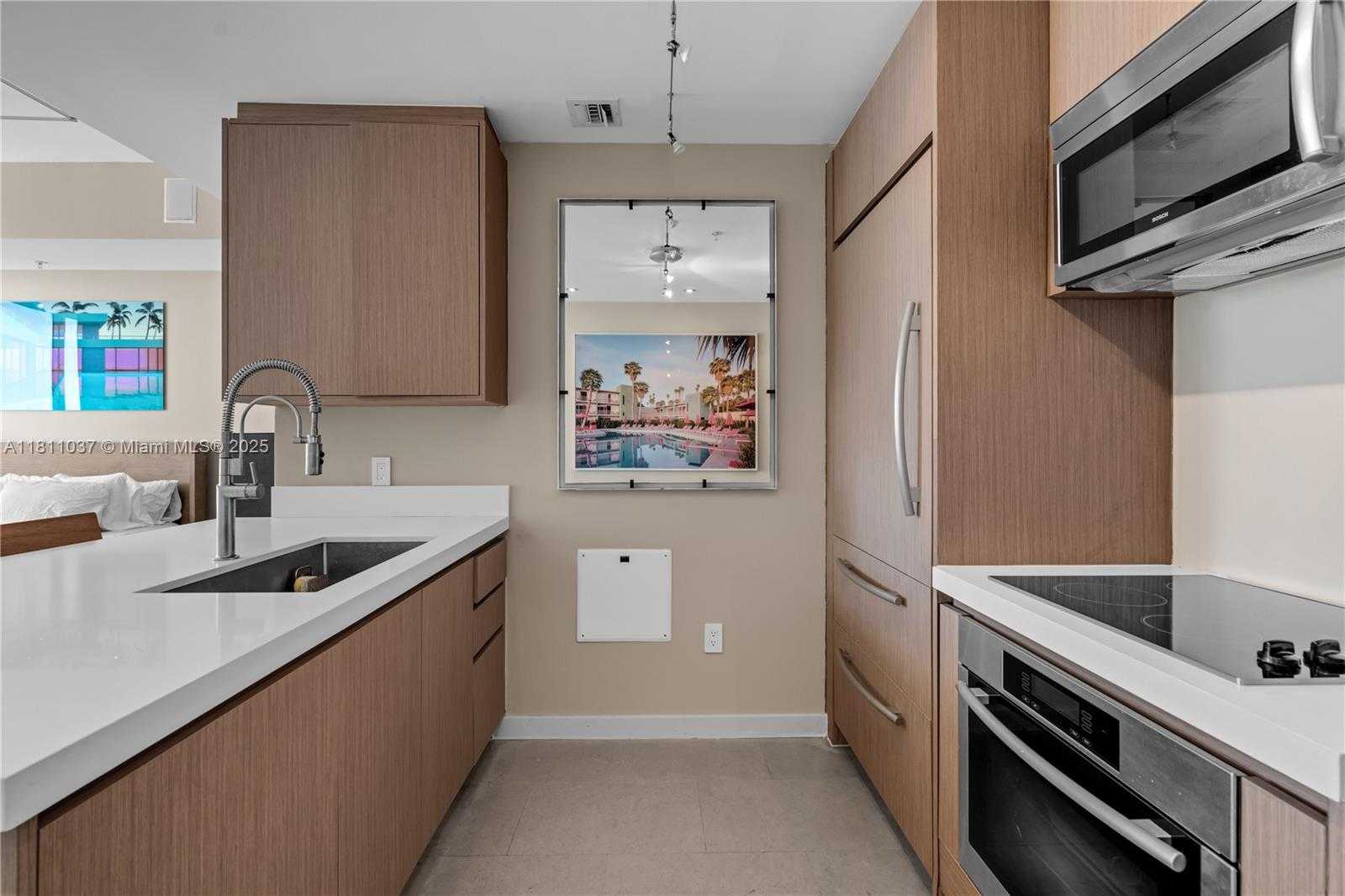 Small Image of 50 SOUTH POINTE DR #606, Miami Beach Number 13