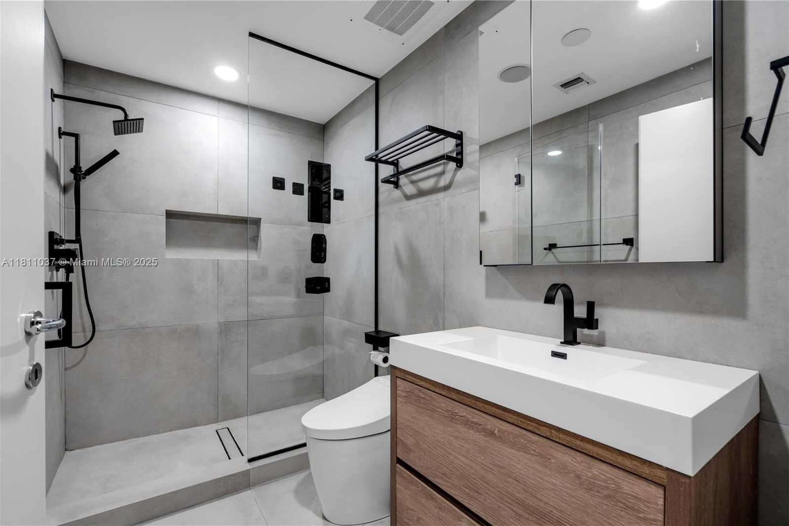 Small Image of 50 SOUTH POINTE DR #606, Miami Beach Number 14