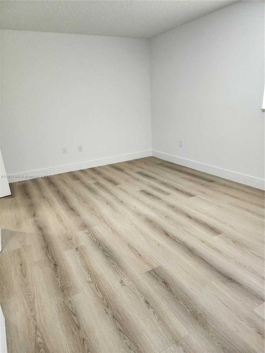 Small Image of 8343 LAKE DR #403, Doral Number 5