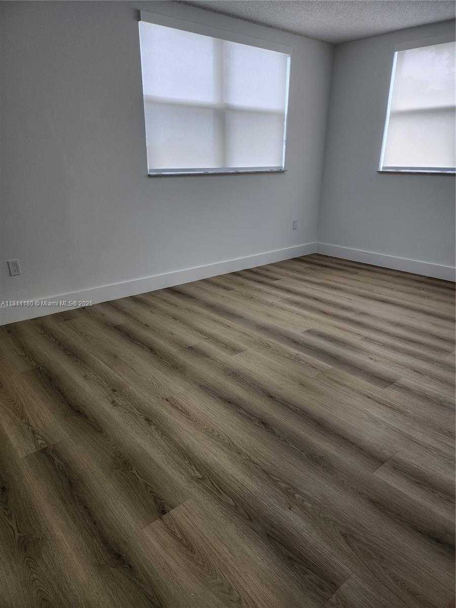 Small Image of 8343 LAKE DR #403, Doral Number 7