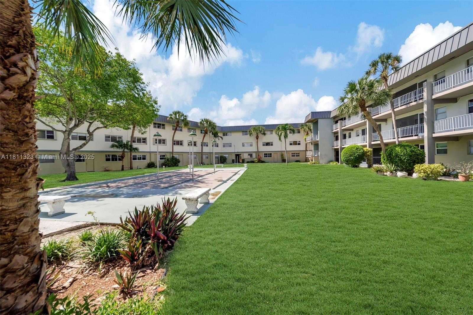 Small Image of 270 LAYNE BLVD #307, Hallandale Beach Number 4