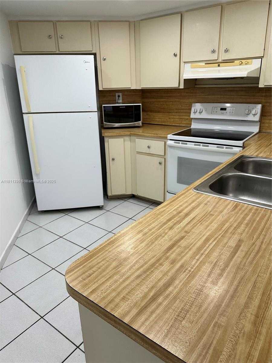 Small Image of 9431 FONTAINEBLEAU BLVD #112, Miami Number 5
