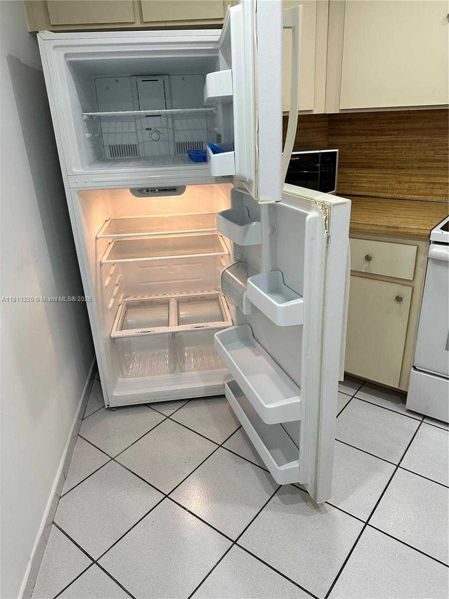 Small Image of 9431 FONTAINEBLEAU BLVD #112, Miami Number 6