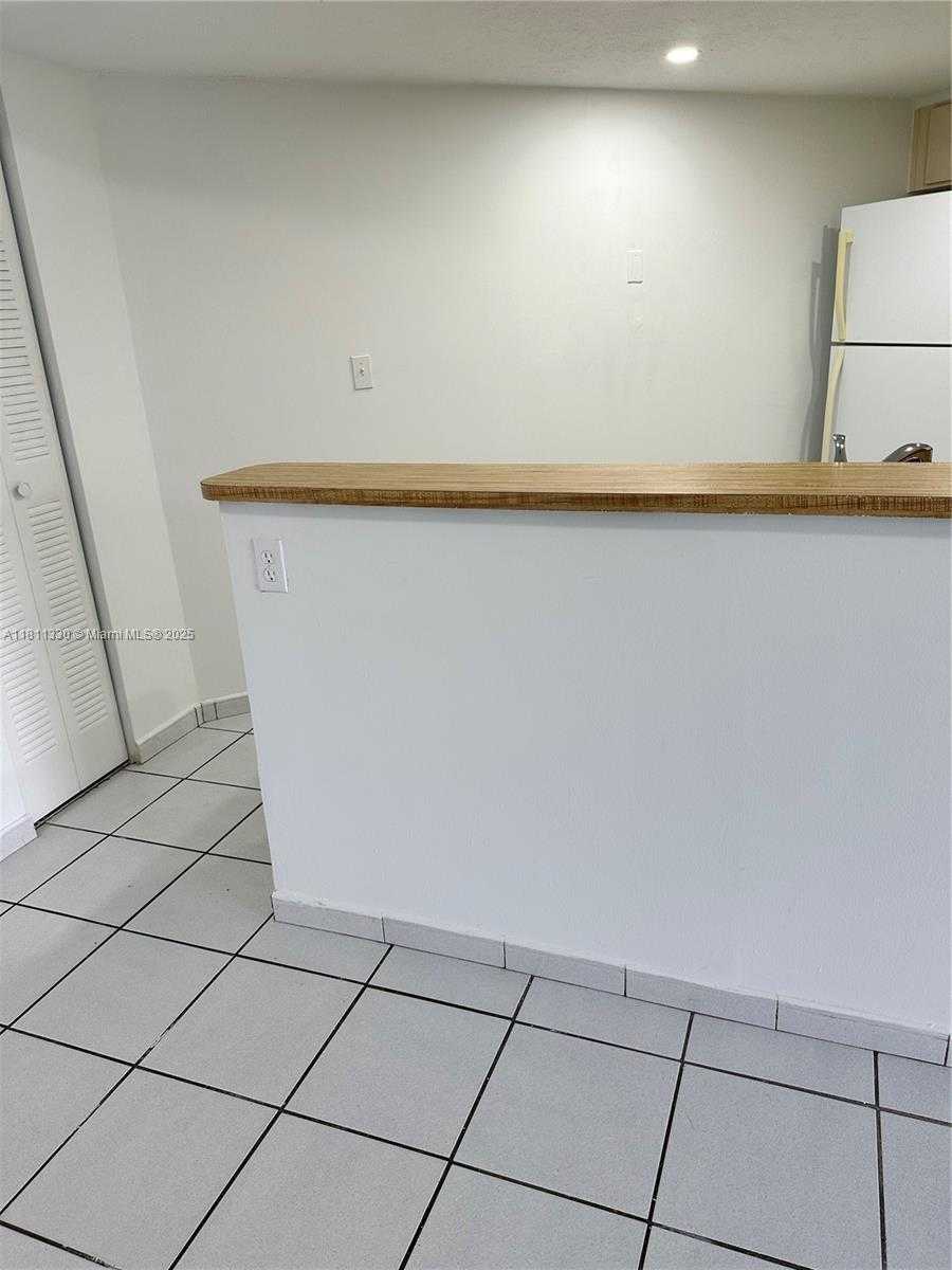 Small Image of 9431 FONTAINEBLEAU BLVD #112, Miami Number 7