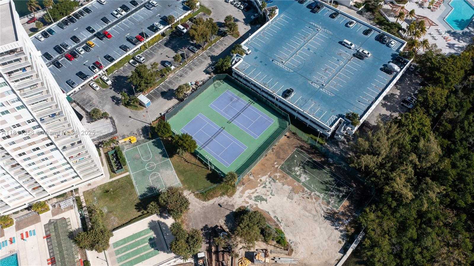 Small Image of 100 BAYVIEW DR #322, Sunny Isles Beach Number 5