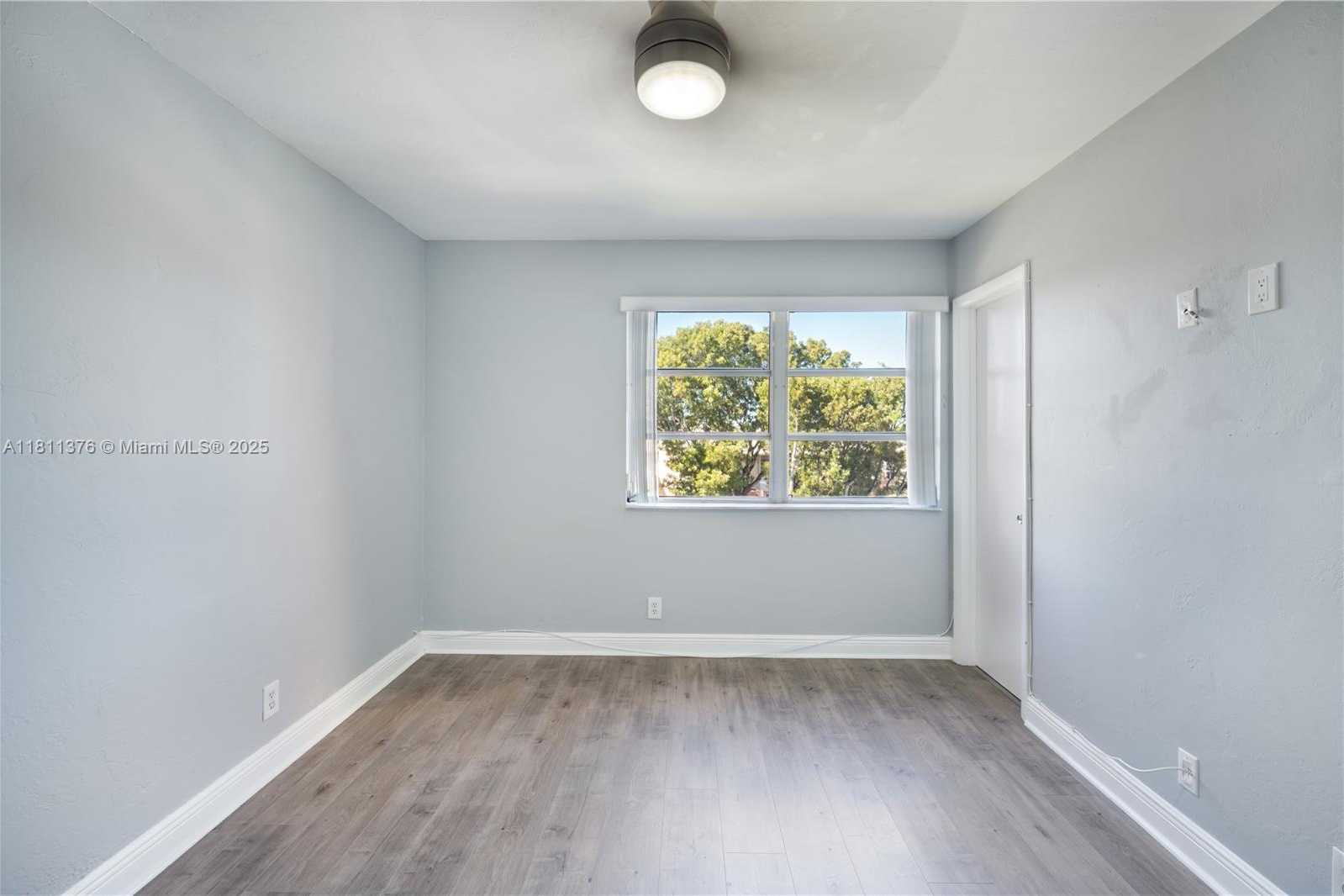 Small Image of 13707 KENDALE LAKES CIR #311, Miami Number 12
