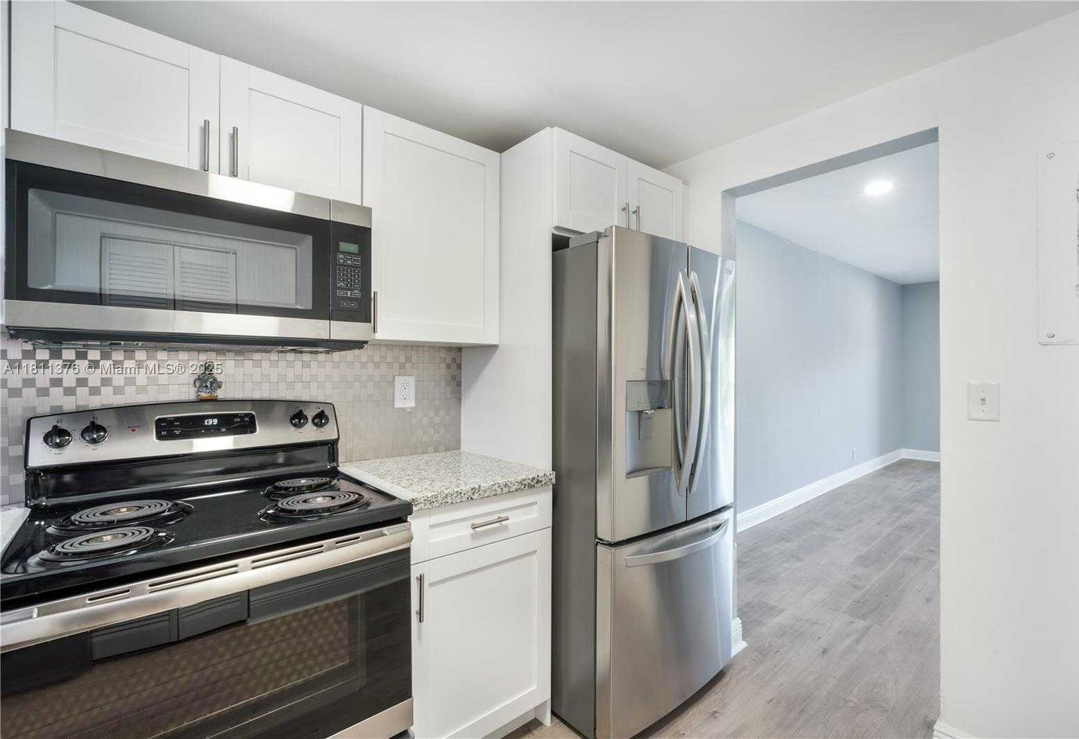 Small Image of 13707 KENDALE LAKES CIR #311, Miami Number 15